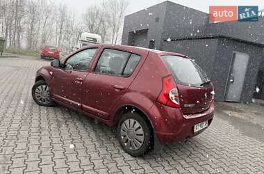 Хэтчбек Renault Sandero 2011 в 