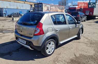Хэтчбек Renault Sandero 2012 в 