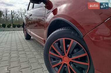 Хетчбек Renault Sandero 2012 в 