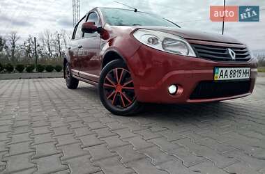 Хетчбек Renault Sandero 2012 в 