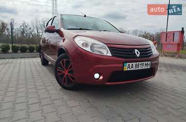 Хетчбек Renault Sandero 2012 в 