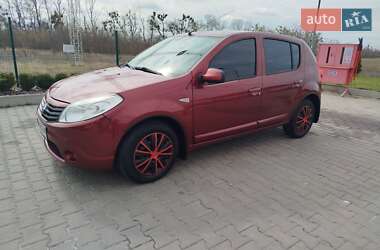 Хетчбек Renault Sandero 2012 в 