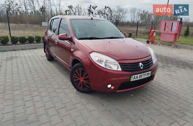 Хетчбек Renault Sandero 2012 в 