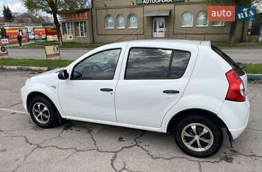 Хэтчбек Renault Sandero 2012 в 