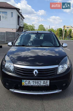 Хэтчбек Renault Sandero 2012 в 