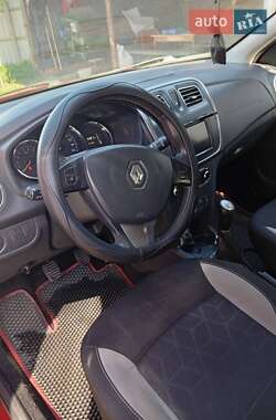 Хэтчбек Renault Sandero 2013 в 