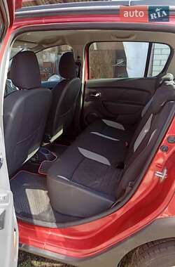 Хэтчбек Renault Sandero 2013 в 