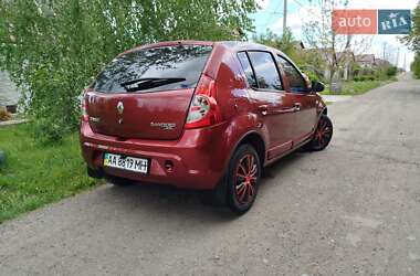Хетчбек Renault Sandero 2012 в 