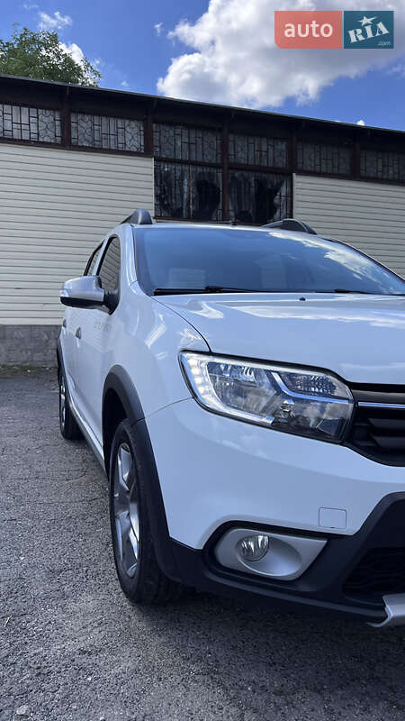 Хэтчбек Renault Sandero 2017 в Хороле