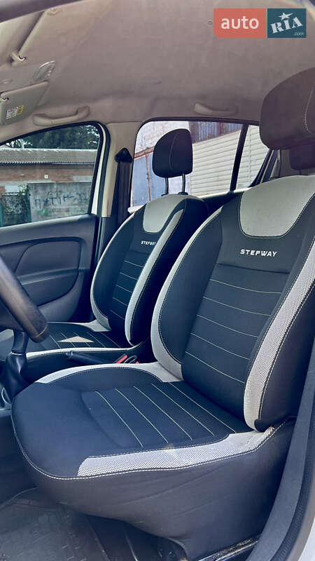 Хэтчбек Renault Sandero 2017 в Хороле