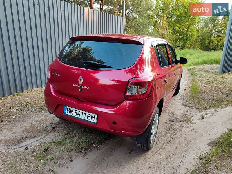 Хетчбек Renault Sandero 2013 в Краснограді