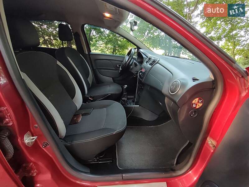 Хетчбек Renault Sandero 2013 в Краснограді
