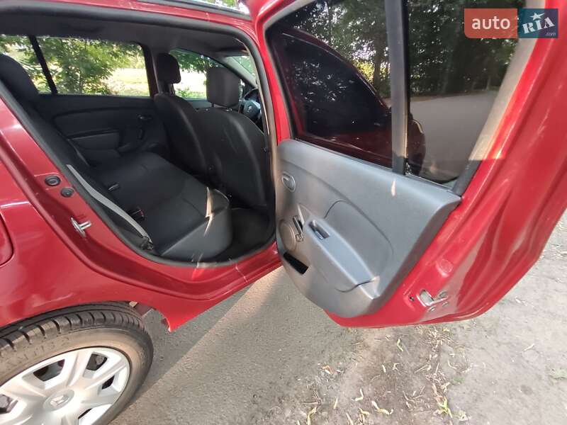 Хетчбек Renault Sandero 2013 в Краснограді