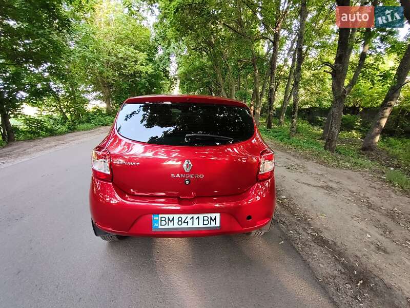 Хетчбек Renault Sandero 2013 в Краснограді