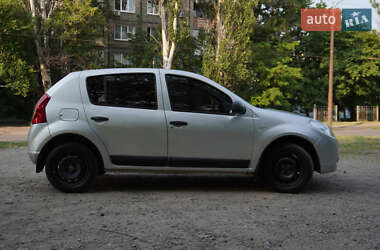 Хэтчбек Renault Sandero 2012 в 