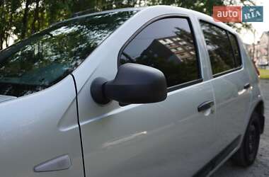 Хэтчбек Renault Sandero 2012 в 