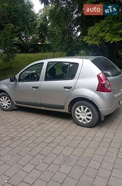 Хэтчбек Renault Sandero 2010 в 
