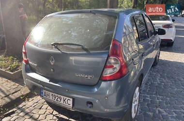 Хэтчбек Renault Sandero 2010 в 