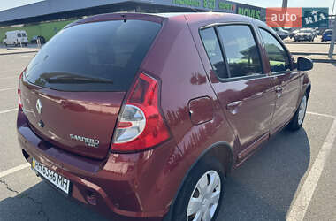 Хэтчбек Renault Sandero 2011 в 