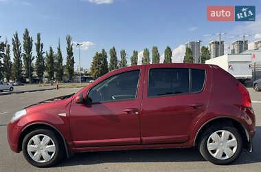 Хэтчбек Renault Sandero 2011 в 