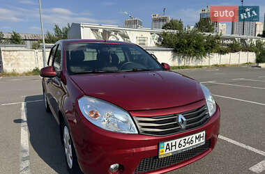 Хэтчбек Renault Sandero 2011 в 