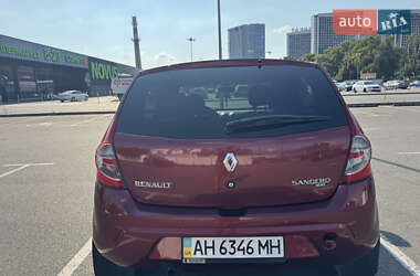 Хэтчбек Renault Sandero 2011 в 