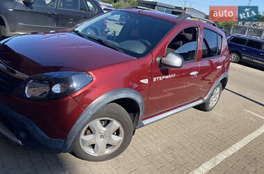 Хэтчбек Renault Sandero 2012 в 