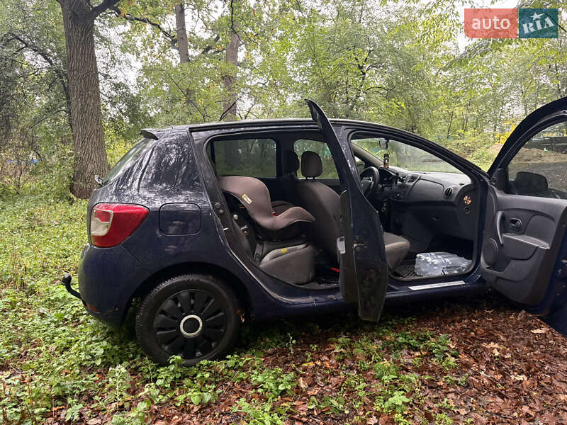 Хетчбек Renault Sandero 2016 в Узині