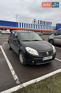 Хэтчбек Renault Sandero 2012 в Вараше