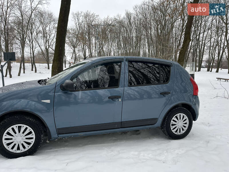 Хэтчбек Renault Sandero 2011 в Хотине