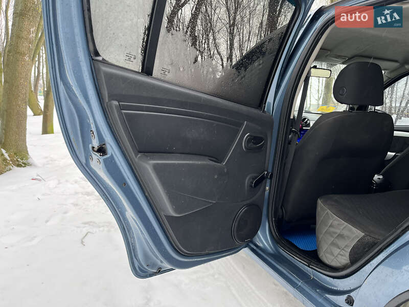 Хэтчбек Renault Sandero 2011 в Хотине