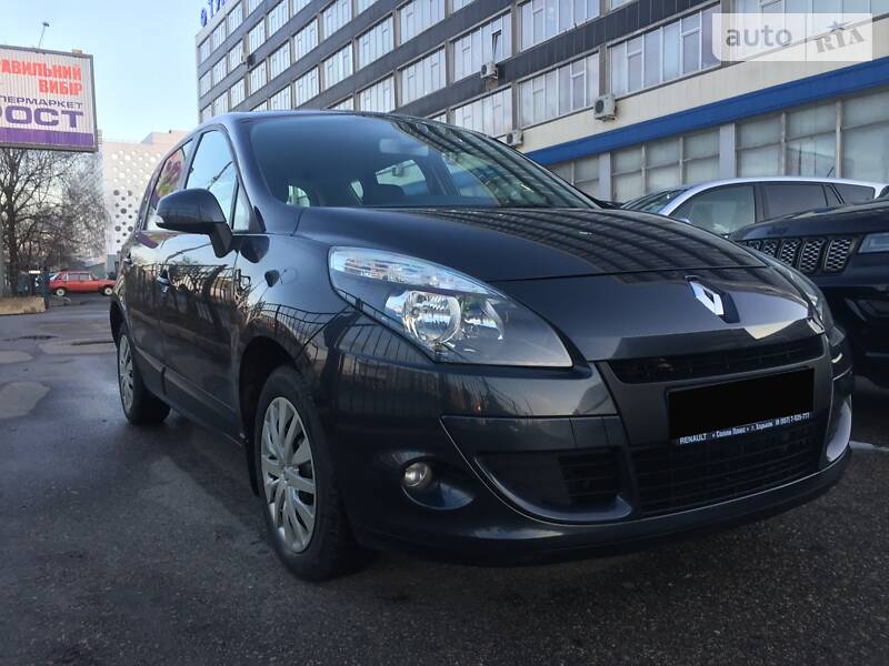 Хэтчбек Renault Scenic 2010 в 