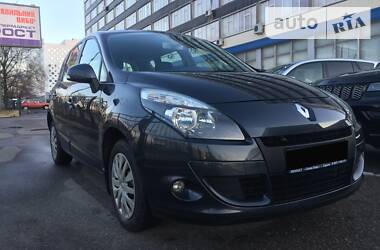 Хэтчбек Renault Scenic 2010 в 