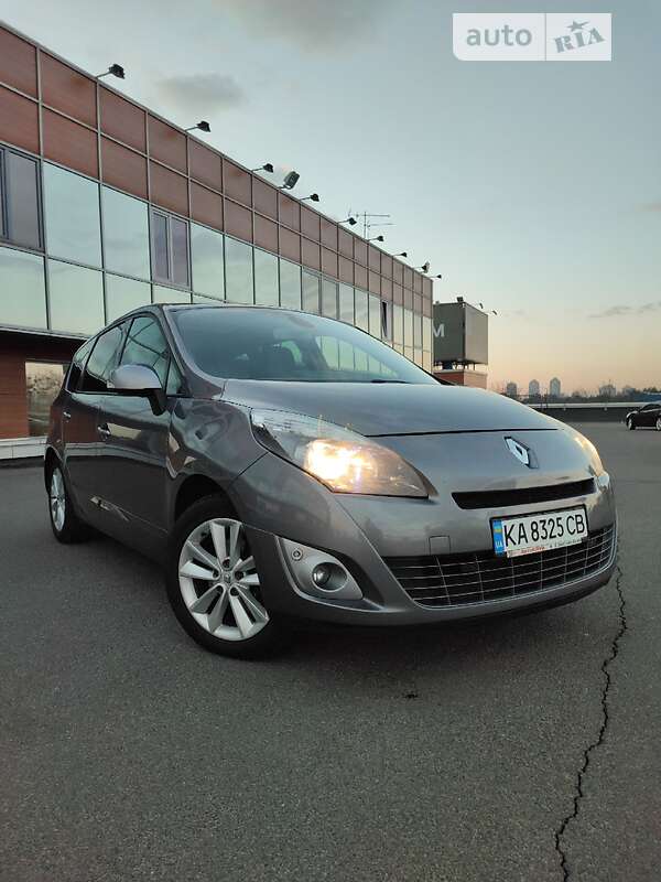 Минивэн Renault Scenic 2010 в 