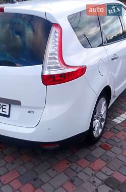 Минивэн Renault Scenic 2011 в 