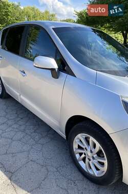 Минивэн Renault Scenic 2012 в 