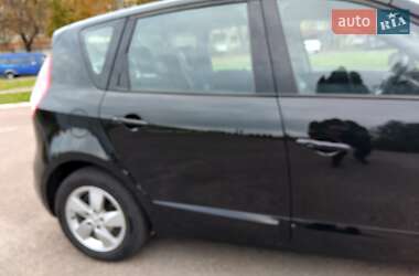 Минивэн Renault Scenic 2011 в 