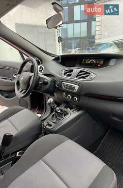 Минивэн Renault Scenic 2013 в 
