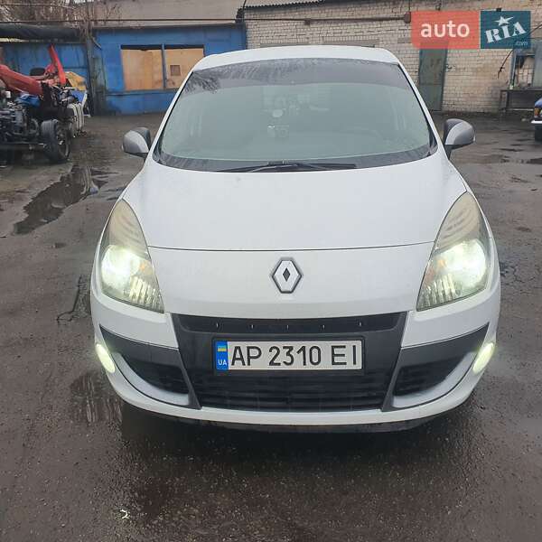 Минивэн Renault Scenic 2011 в 