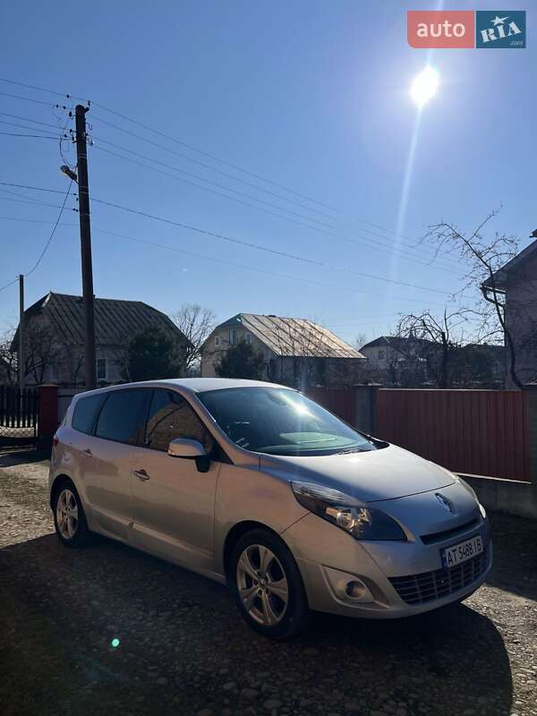 Минивэн Renault Scenic 2011 в 