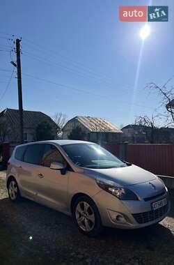 Минивэн Renault Scenic 2011 в 