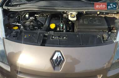 Минивэн Renault Scenic 2011 в 