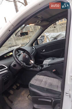 Минивэн Renault Scenic 2011 в 