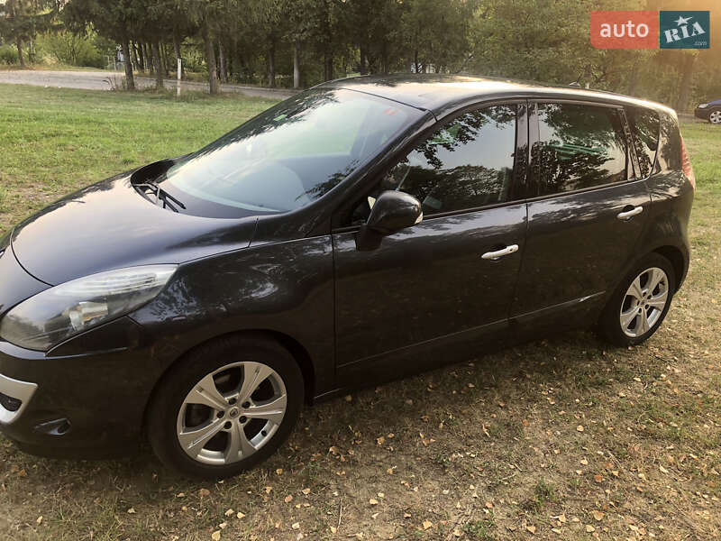 Минивэн Renault Scenic 2011 в 