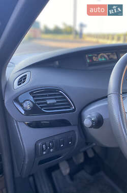 Минивэн Renault Scenic 2012 в 
