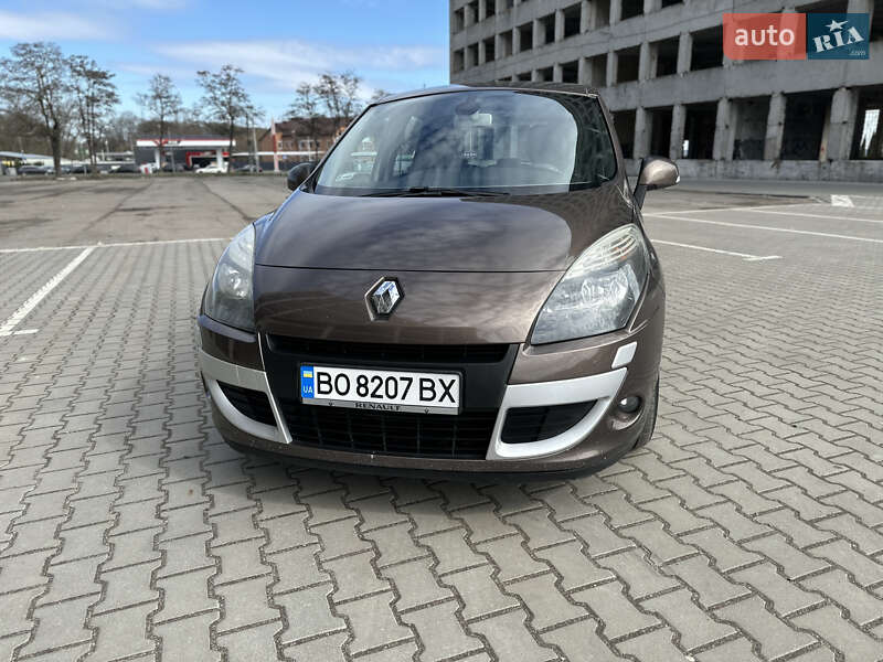 Минивэн Renault Scenic 2011 в 