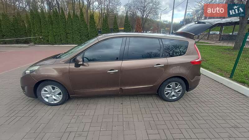 Минивэн Renault Scenic 2011 в 
