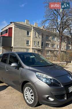 Минивэн Renault Scenic 2011 в 