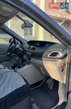 Минивэн Renault Scenic 2011 в 
