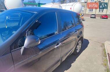 Минивэн Renault Scenic 2011 в 
